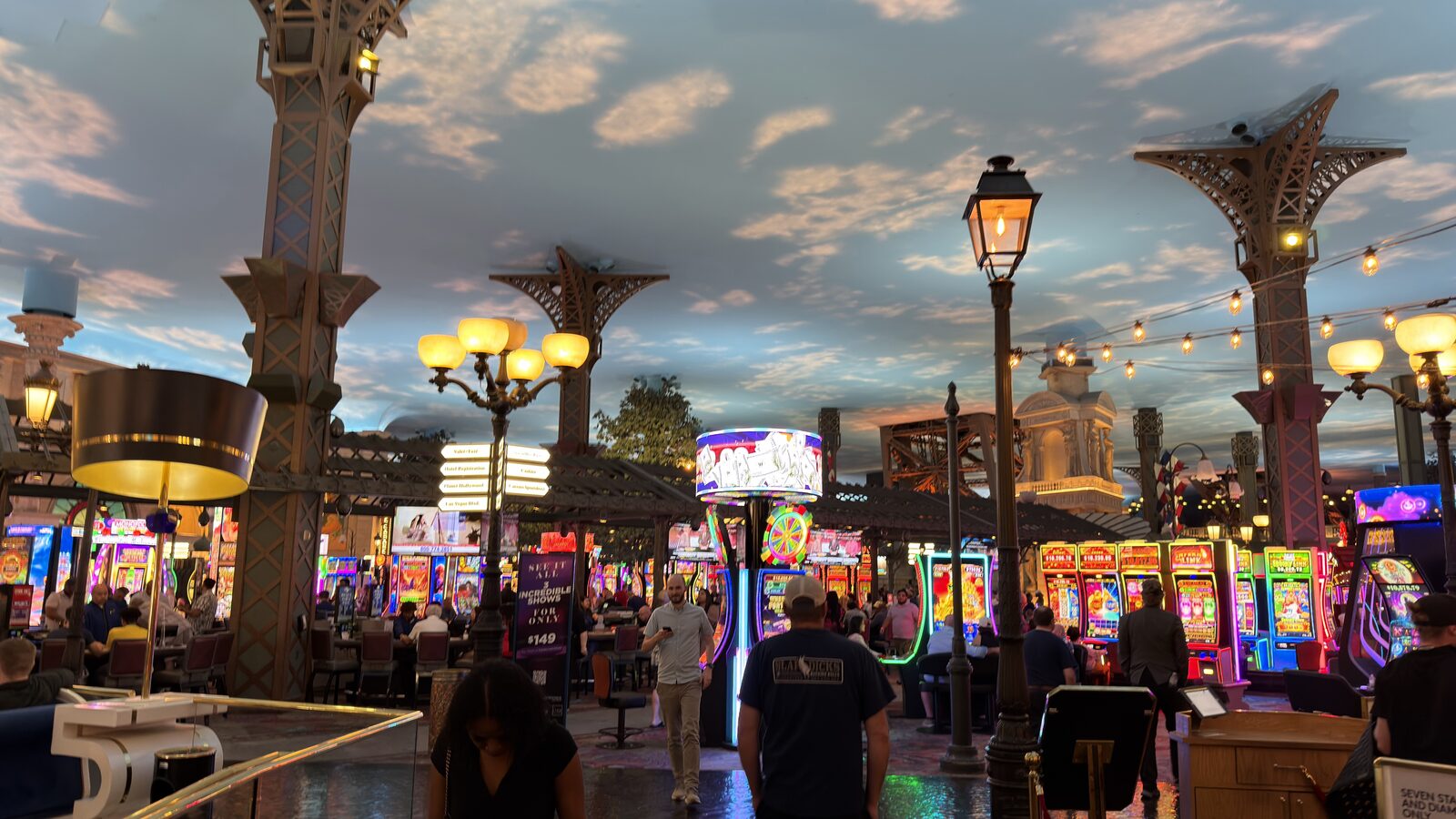 Miracle Mile Shops 的夜晚，6月4日