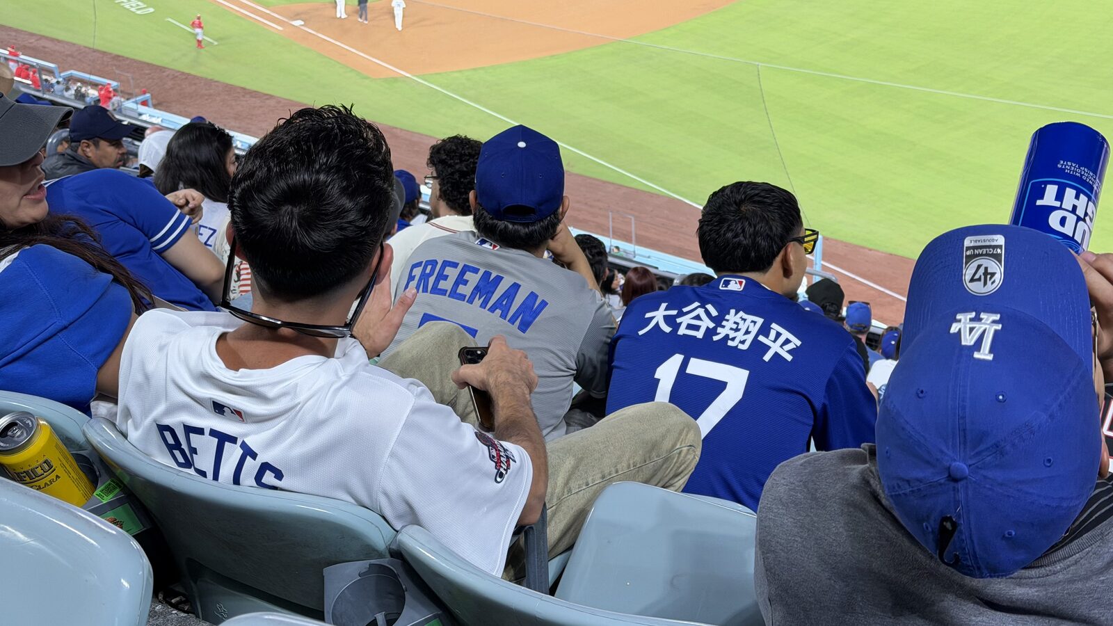 藍白球衣的看台，6月5日
