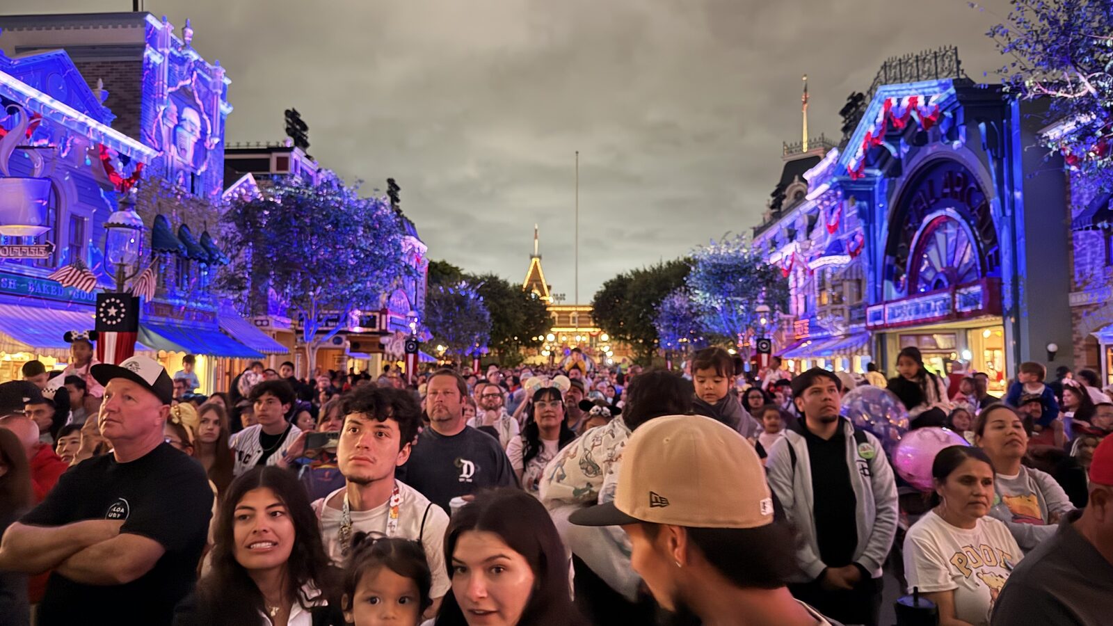 夜晚的 Main Street 人潮，6月6日