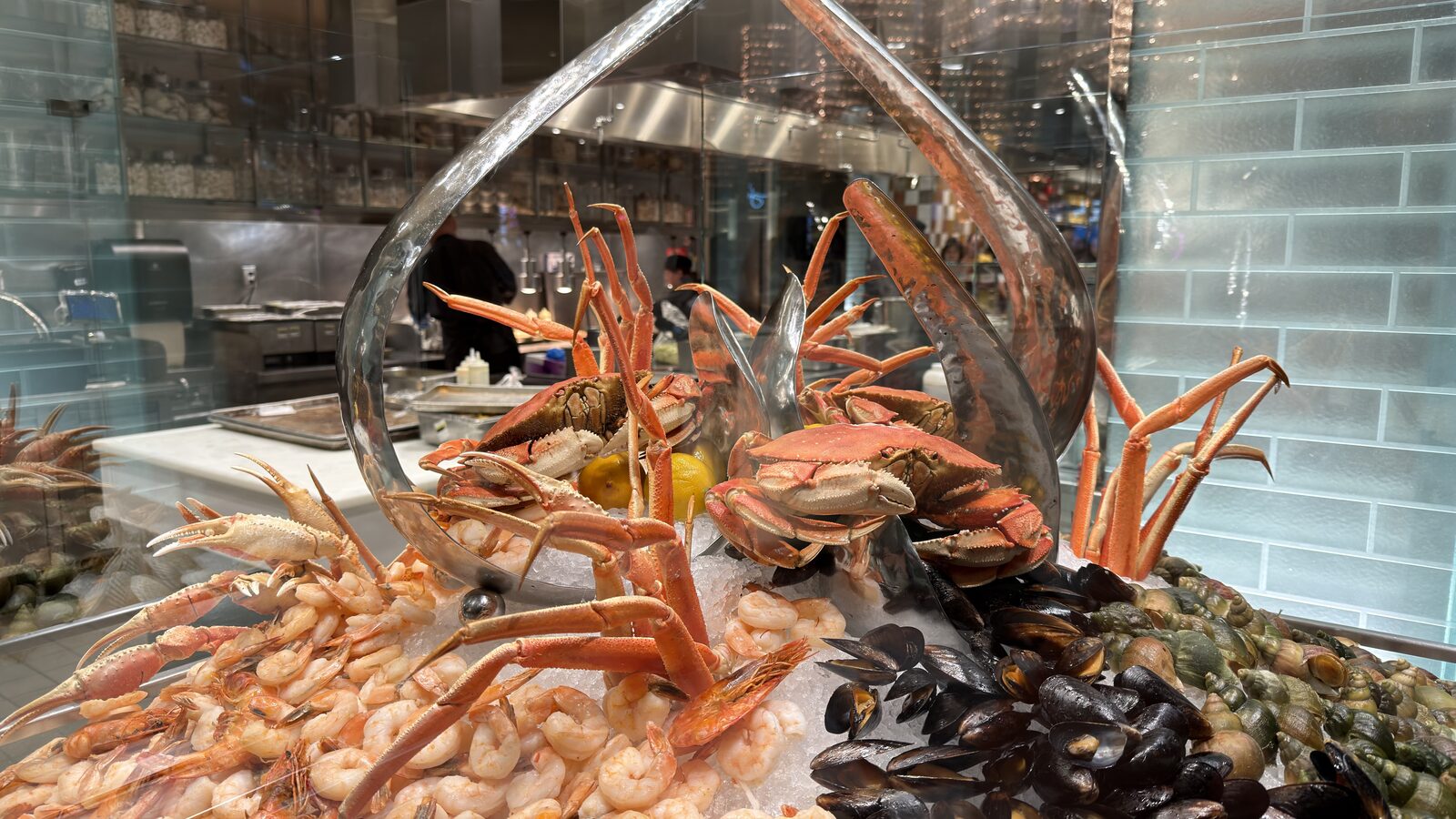 海鮮檯前的龍蝦陣容，6月8日