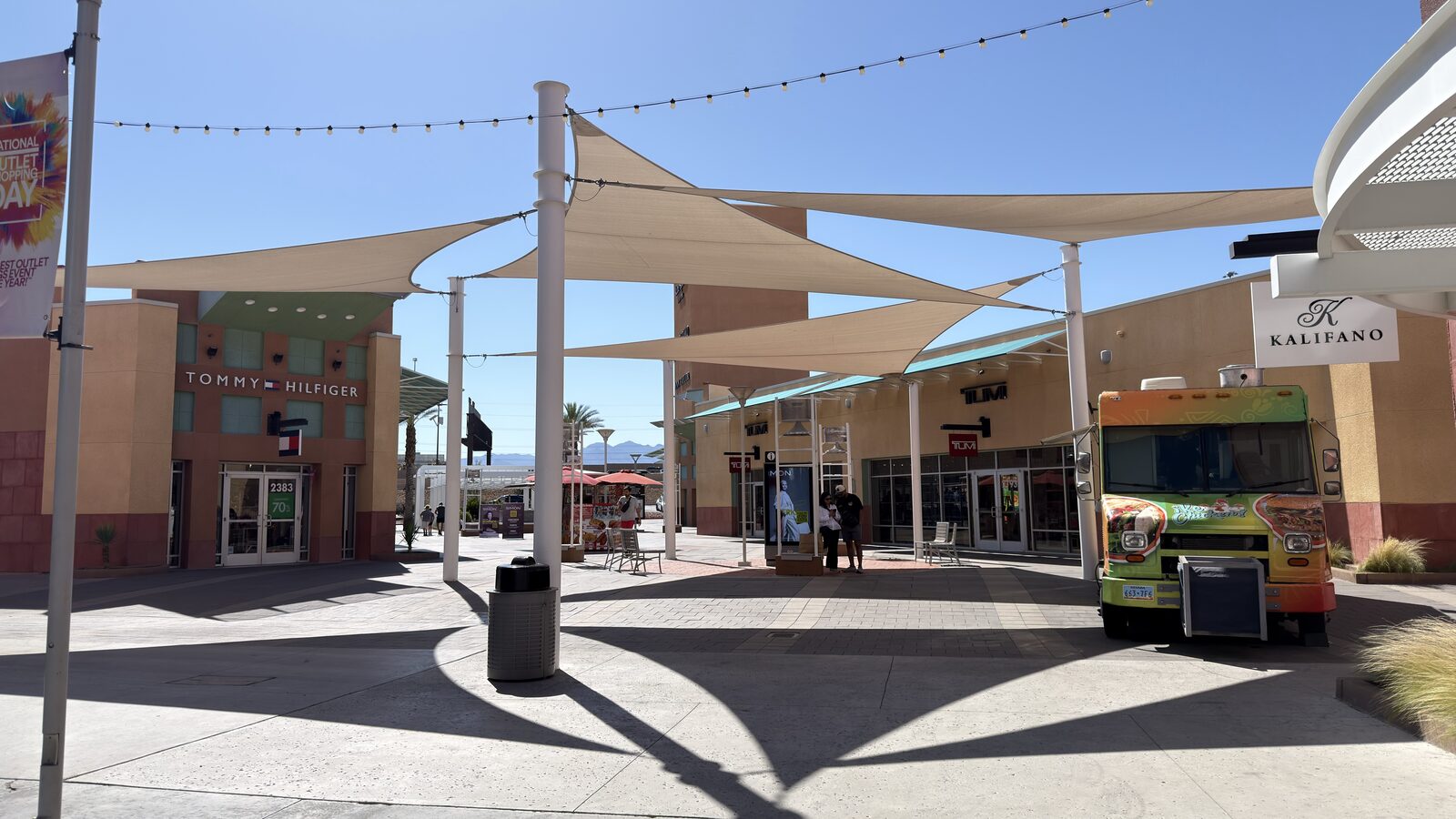 Outlet 門口的接駁站，6月9日